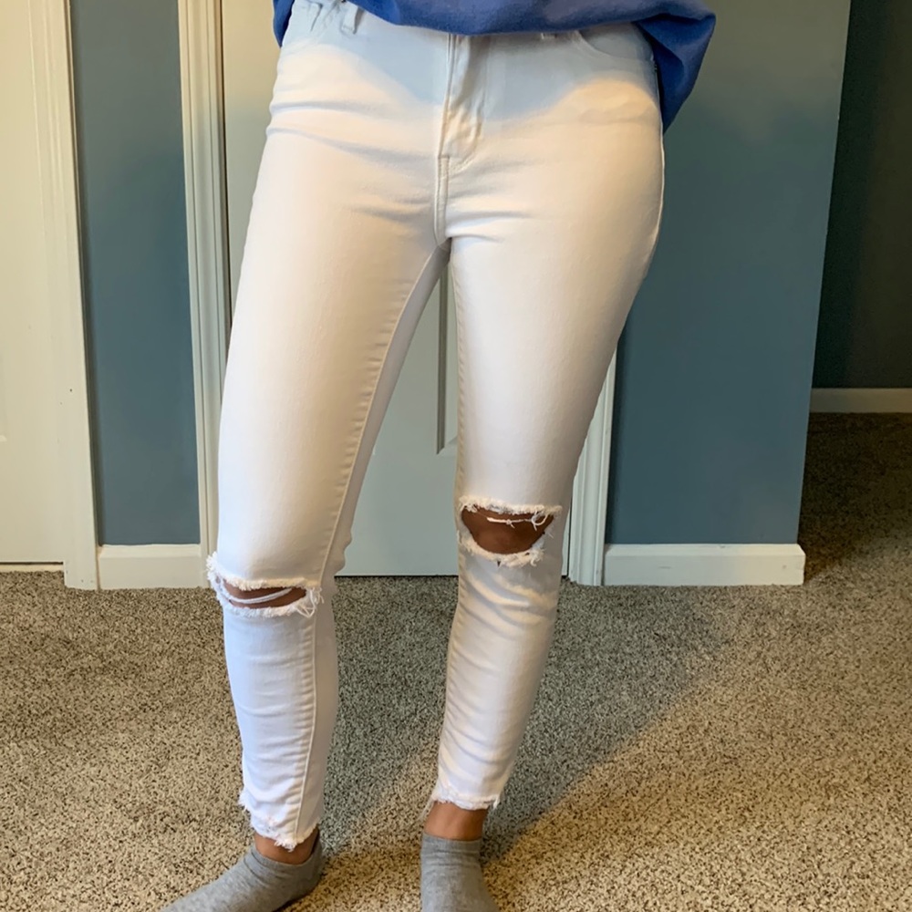 Levi’s White 721 High Rise Skinny 26 distressed
